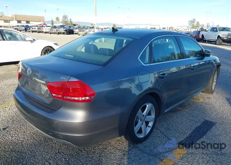 2014 Volkswagen Passat 1.8T Wolfsburg Edition z USA, uszkodzony, nr VIN 1VWAT7A35EC044821